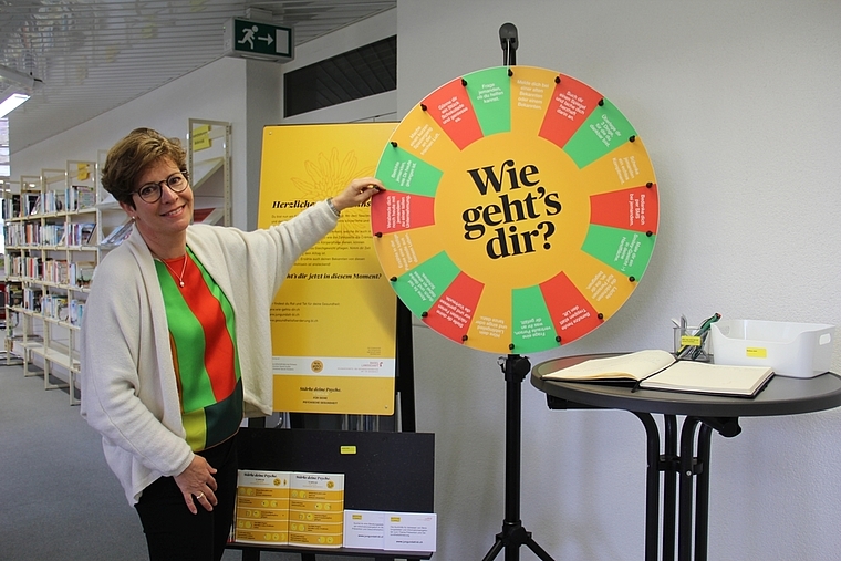 Niederschwelliger Zugang: Viviane Pescatore, Leiterin der Bibliothek, am letzten Posten des Themenwegs mit dem Glücksrad.  Foto: Tobias Gfeller