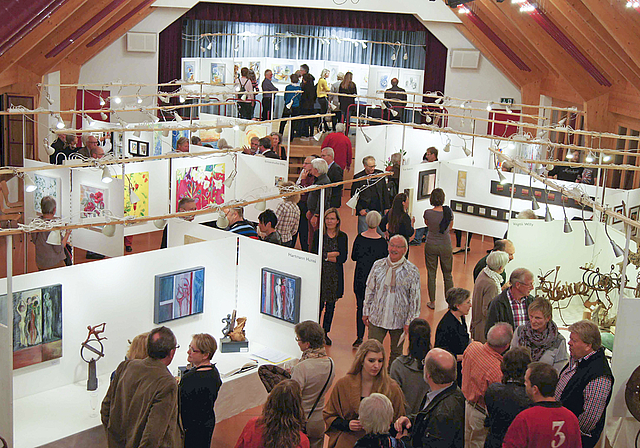 Volles Haus: Die Vernissage im «Hobelträff» vom vergangenen Freitagabend fand viel Publikumsinteresse.  Foto: Oliver Sterchi