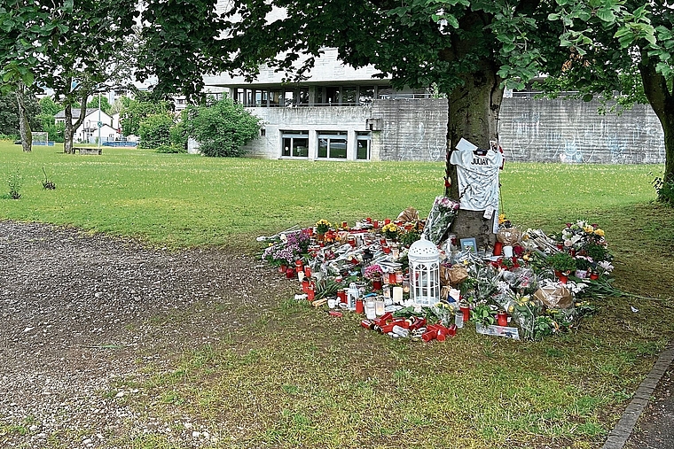 Gedenkstätte: Das Tötungsdelikt unter Jugendlichen sorgte weit über Aesch hinaus für Bestürzung. Foto: Nicolas Blust