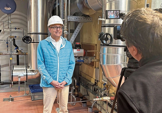 Grosses Interesse: Cédric Christmann, CEO von Primeo Energie, stand den Medien Red und Antwort. Foto: Caspar Reimer