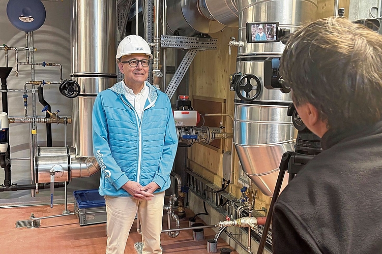 Grosses Interesse: Cédric Christmann, CEO von Primeo Energie, stand den Medien Red und Antwort. Foto: Caspar Reimer Grosses Interesse: Cédric Christmann, CEO von Primeo Energie, stand den Medien Red und Antwort. Foto: Caspar Reimer