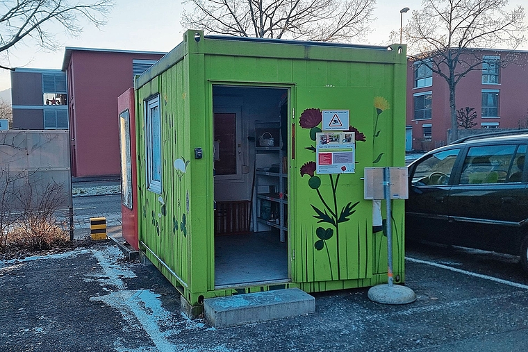 Ein Ort der Begegnung: das Bring- und Holhüsli auf dem Parkplatz des Gartenbads. Foto: Fabia Maieroni