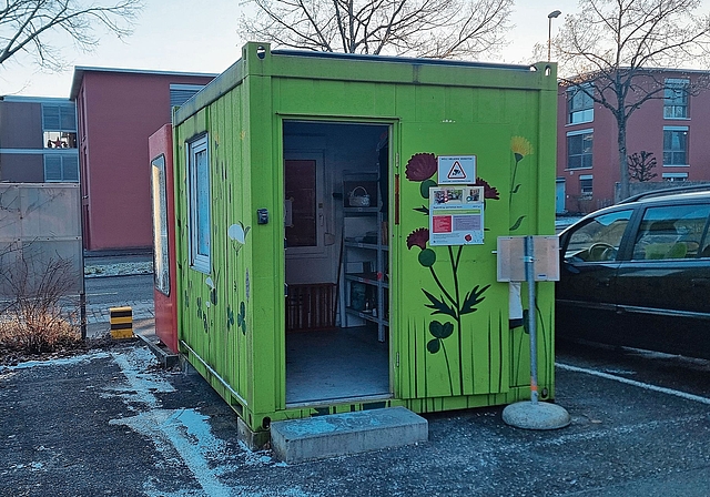 Ein Ort der Begegnung: das Bring- und Holhüsli auf dem Parkplatz des Gartenbads. Foto: Fabia Maieroni