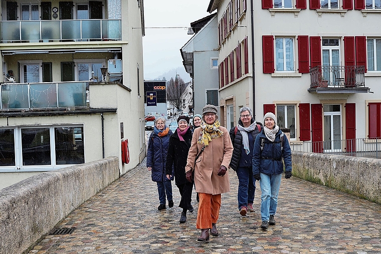 Wollen Brücken bauen: (v. l.) Lisa Wüst, Christine Dettli, Wiebke Dibbern, Barbara Stettler (vorne), Brigitte Kaldenberg und Monica Palatini von der Gruppe «Frauen für Dornach». Foto: Florin Bürgler