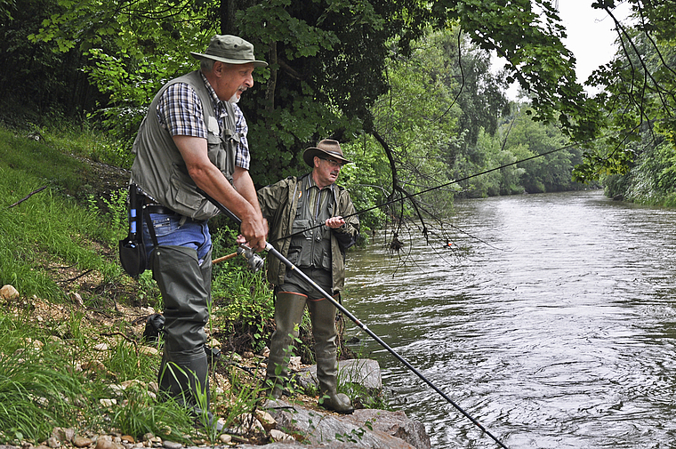 Begeisterte Fischer von Kindesbeinen an: Ruedi Neeser (l.) und Markus Wymann an der Birs bei Aesch. foto: Isabelle Hitz