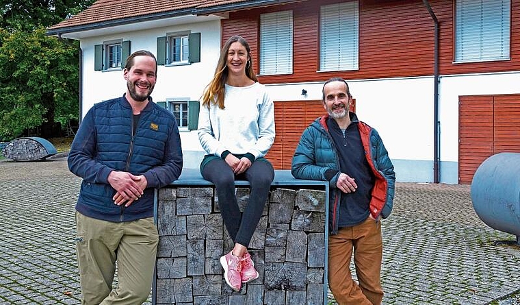 Idee und Umsetzung: v. l. Simon und Nicole Grossen werden auf dem Schartenhof wohnen, Andreas Renz ist der Visionär hinter dem Projekt. Foto: Fabia Maieroni
