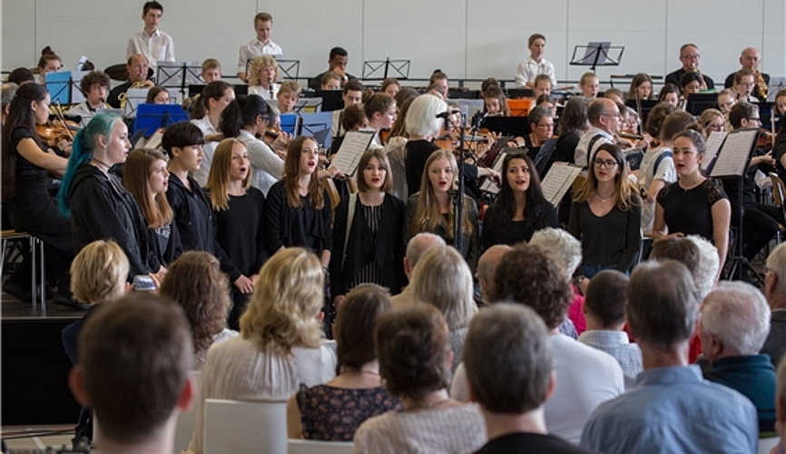 Singen und spielen: Viel Publikum genoss das riesige Jubiläumsorchester mit über 130 Musizierenden Fotos: Martin Staub 
