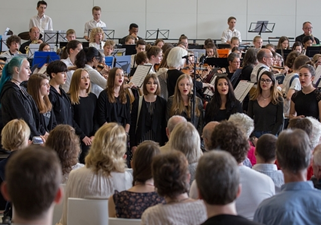 Singen und spielen: Viel Publikum genoss das riesige Jubiläumsorchester mit über 130 Musizierenden Fotos: Martin Staub 