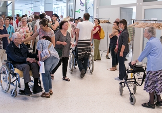 Das neue Seniorenzentrum ist eröffnet: Viel Besuch am Tag der offenen Tür. Fotos: Martin Staub