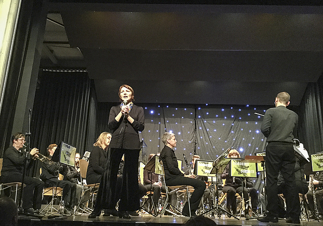 Sologesang: Katelijne De Beul in «Hijo de la Luna» mit der Concordia Dornach und Dirigent Roberto Cereghetti.  Foto: Bea Asper