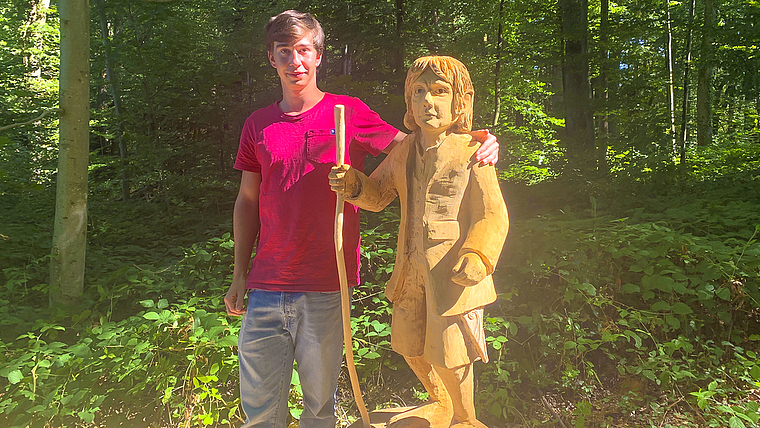 «Herr der Ringe» in Reinach: «Bilbo Beutlin» ist das erste Kunstwerk aus Holz von Jungkünstler Noah Burkhardt.  Foto: Caspar Reimer