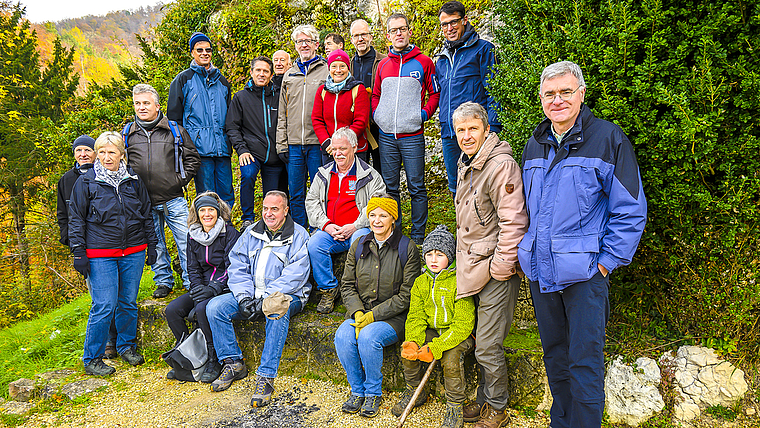 Begingen zusammen die Ermitage: Gemeinde- und Bürgerrat sowie Vertreter der Stiftung Burg Reichenstein und der Stiftung Ermitage Arlesheim und Schloss Birseck, der Revierförster Fredi Hügi sowie weitere Gäste. Foto: Heiner Leuthardt