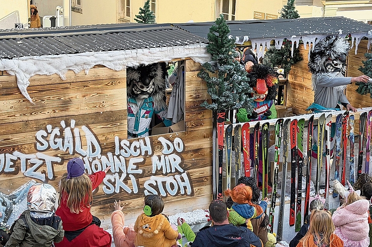Skifahren: Die Wagen-Clique Bataillon freut sich, denn «s Gäld isch do, jetzt chönne mir uf d Ski stoh». Skifahren: Die Wagen-Clique Bataillon freut sich, denn «s Gäld isch do, jetzt chönne mir uf d Ski stoh».
