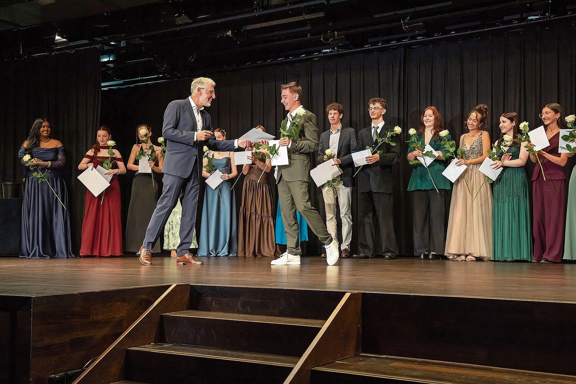 Allseits Freude: Übergabe der Maturitätszeugnisse durch Klassenlehrer Dario Ugolini. Elisha Schmidlin freut sich auch über das Zertifikat für ein erfolgreich absolviertes Wahlfach. Fotos: Martin Staub Allseits Freude: Übergabe der Maturitätszeugnisse durch Klassenlehrer Dario Ugolini. Elisha Schmidlin freut sich auch über das Zertifikat für ein erfolgreich absolviertes Wahlfach. Fotos: Martin Staub