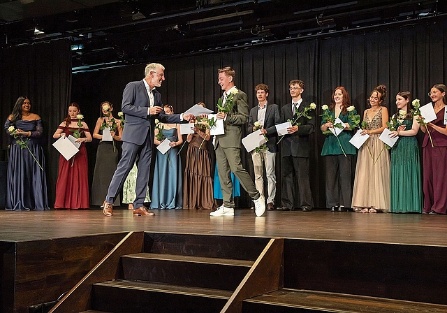 Allseits Freude: Übergabe der Maturitätszeugnisse durch Klassenlehrer Dario Ugolini. Elisha Schmidlin freut sich auch über das Zertifikat für ein erfolgreich absolviertes Wahlfach. Fotos: Martin Staub