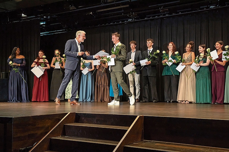 Allseits Freude: Übergabe der Maturitätszeugnisse durch Klassenlehrer Dario Ugolini. Elisha Schmidlin freut sich auch über das Zertifikat für ein erfolgreich absolviertes Wahlfach. Fotos: Martin Staub Allseits Freude: Übergabe der Maturitätszeugnisse durch Klassenlehrer Dario Ugolini. Elisha Schmidlin freut sich auch über das Zertifikat für ein erfolgreich absolviertes Wahlfach. Fotos: Martin Staub