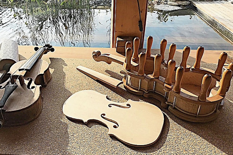 Cello-Zwillinge: Links ein Babycello fürs Patenkind, rechts eine im Bau befindliche Kopie. Foto: JÜRG BUCHWALDER Cello-Zwillinge: Links ein Babycello fürs Patenkind, rechts eine im Bau befindliche Kopie. Foto: JÜRG BUCHWALDER