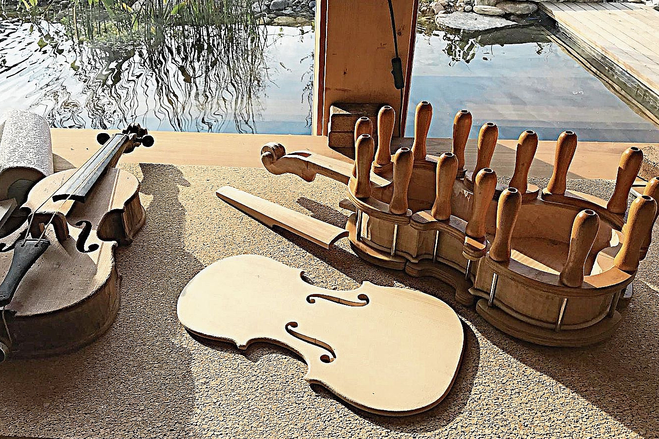 Cello-Zwillinge: Links ein Babycello fürs Patenkind, rechts eine im Bau befindliche Kopie. Foto: JÜRG BUCHWALDER Cello-Zwillinge: Links ein Babycello fürs Patenkind, rechts eine im Bau befindliche Kopie. Foto: JÜRG BUCHWALDER
