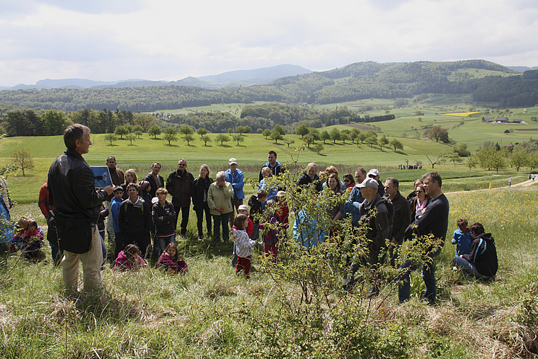 Spaziergang durch die Natur in Büren: Felix Gebhard erklärt an seinem Posten den Nutzen der Hecken. Foto: Gaby Walther