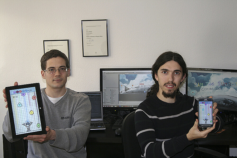 «Sam, the Sumbot»: Die Spiele-Entwickler Oliver Müller (r.) und Tobias Beck zeigen ihr neustes App-Game. Foto: ZVG