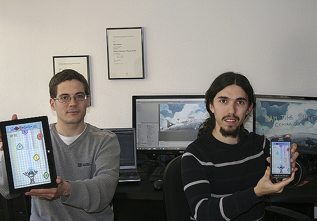 «Sam, the Sumbot»: Die Spiele-Entwickler Oliver Müller (r.) und Tobias Beck zeigen ihr neustes App-Game. Foto: ZVG