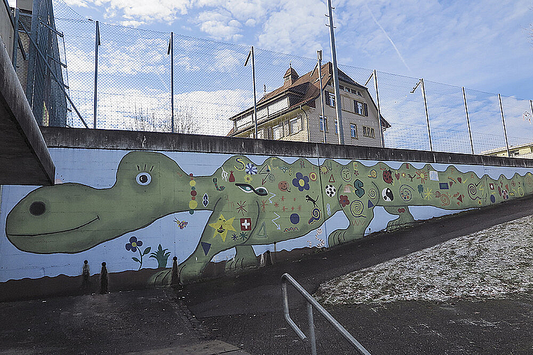 Gab auch zu reden: Die Stützmauer entlang des Spiel- und Sportplatzes. Foto: Edmondo Savoldelli