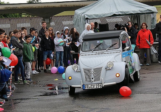 Akku-Ente: Unter den Elektrofahrzeugen, die über den Pausenplatz fuhren, war nebst modernsten Autos auch ein umgebauter Citroën 2 CV zu bewundern und zu bewerten. Foto: Gaby Walther