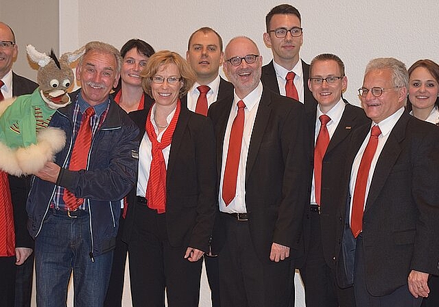 Erfolgreiches Raiffeisen-Team: Und Kliby und Caroline gehören an diesem Abend dazu. Foto: Bea Asper