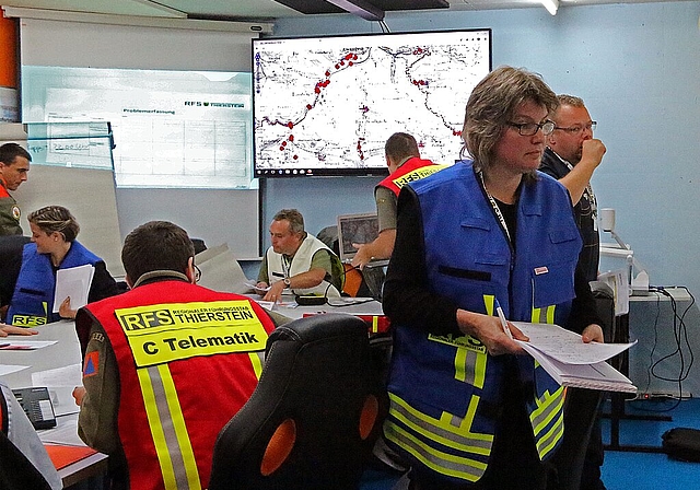 Harte Prioritäten setzen: Elvira Linz (rechts) schafft sicht einen Überblick, wo der Bevölkerung am dringendsten geholfen werden muss. Foto: Gini Minonzio