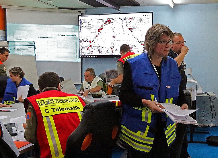 Harte Prioritäten setzen: Elvira Linz (rechts) schafft sicht einen Überblick, wo der Bevölkerung am dringendsten geholfen werden muss. Foto: Gini Minonzio