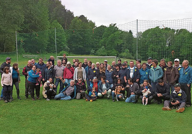 Eine eingeschworene Truppe feiert gleich zwei Jubiläen: Der Freizeitclub Wahlen feiert sein 40-jähriges Bestehen und lädt am nächsten Wochenende zur 30. Ausgabe des Rock-Musik-Waldfestes ein. Foto: zVg