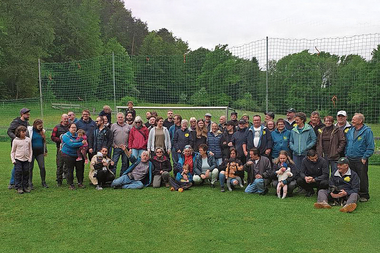 Eine eingeschworene Truppe feiert gleich zwei Jubiläen: Der Freizeitclub Wahlen feiert sein 40-jähriges Bestehen und lädt am nächsten Wochenende zur 30. Ausgabe des Rock-Musik-Waldfestes ein. Foto: zVg