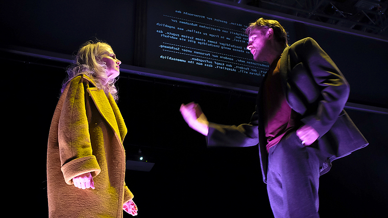 Ein Stück für zwei Schauspieler und eine Uhr: Emanuela von Frankenberg und Manfred Kägi in «Heilig Abend». Foto: ZVG/Valentin Köhler