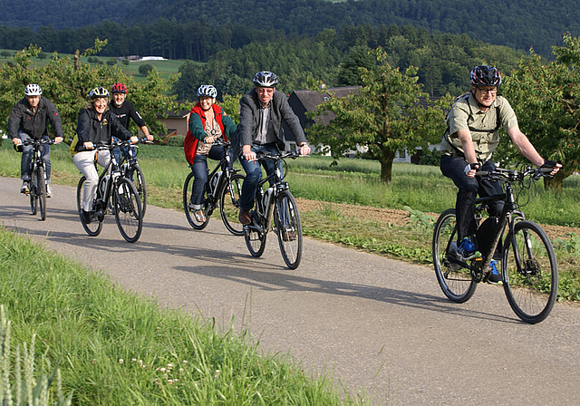 E-Biker im Schuss: Ausflug nach Nenzlingen.  Foto: Jürg Jeanloz