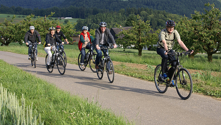 E-Biker im Schuss: Ausflug nach Nenzlingen. Foto: Jürg Jeanloz