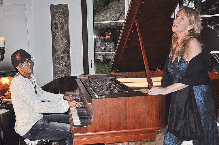 Starke Stimmen: Der Aescher K’ream und Lala Ackermann, Bürgerin von Pfeffingen, im Bali-Haus in Hochwald. Foto: Isabelle Hitz
