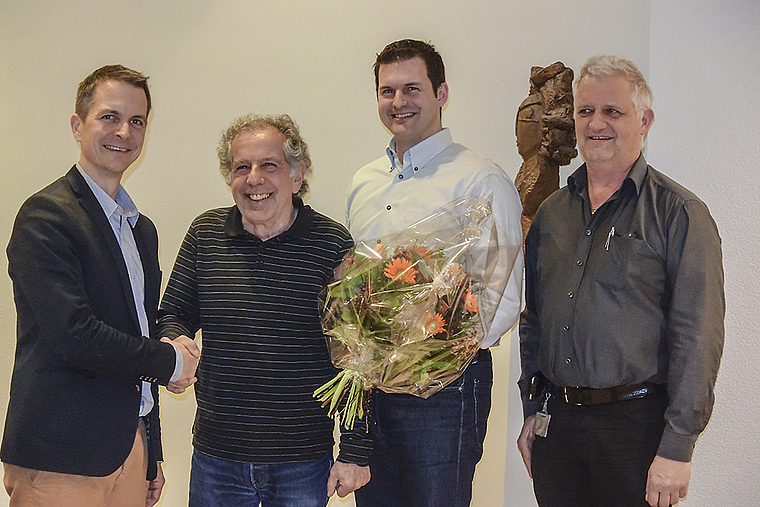 Verabschiedung und Neuanfang: Gemeindepräsident Christian Schlatter bedankt sich bei Roger Dahinden. Alain Amhof übernimmt neu das Amt des Vize und Bruno Holzherr rückt in den Rat nach (v. l.). Foto: Bea Asper