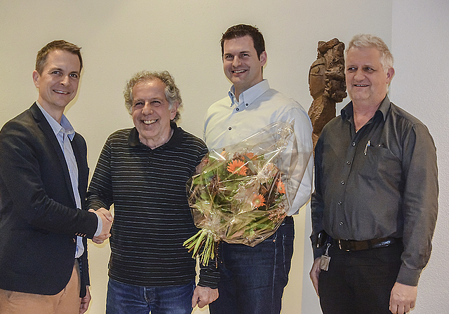 Verabschiedung und Neuanfang: Gemeindepräsident Christian Schlatter bedankt sich bei Roger Dahinden. Alain Amhof übernimmt neu das Amt des Vize und Bruno Holzherr rückt in den Rat nach (v. l.).  Foto: Bea Asper
