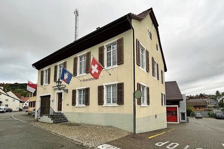 «Chance nutzen»: Geht es nach einigen Votanten, sollen das Gemeindehaus und das angrenzende Feuerwehrmagazin
einem Neubau weichen, der auf den künftigen Bedarf der Bevölkerung ausgerichtet ist.Foto: Bea Asper