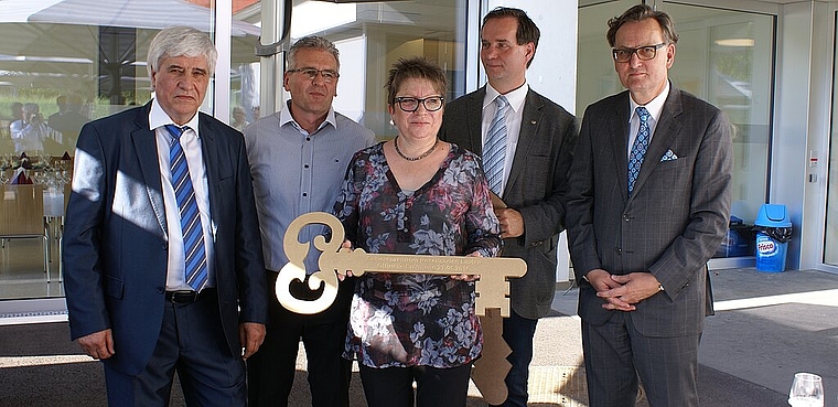 Schlüsselübergabe: (v.l.) Vorstandspräsident Georges Thüring, Baukommissionspräsident Felix Nussbaumer, Stiftungsrats-präsidentin Cécile Jenzer, Zentrumsleiter Michael Rosenberg und Architekt Matthias Ackermann. Foto: Jürg jeanloz