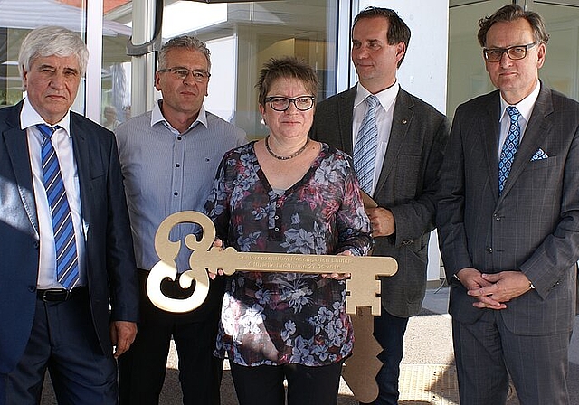 Schlüsselübergabe: (v.l.) Vorstandspräsident Georges Thüring, Baukommissionspräsident Felix Nussbaumer, Stiftungsrats-präsidentin Cécile Jenzer, Zentrumsleiter Michael Rosenberg und Architekt Matthias Ackermann. Foto: Jürg jeanloz