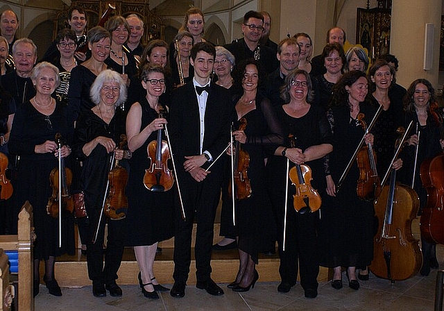 Gruppenbild mit Dirigent Raphael Ilg: Orchester Laufental-Thierstein. Foto: Jürg Jeanloz