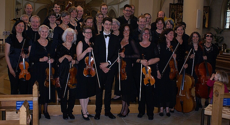 Gruppenbild mit Dirigent Raphael Ilg: Orchester Laufental-Thierstein. Foto: Jürg Jeanloz