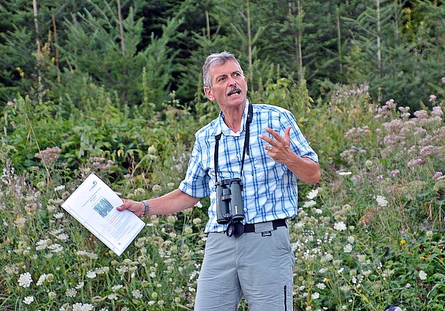 In seinem Element: Revierförster Josef Borers spannende Führung durch die Lebensgemeinschaft Wald. Foto: Roland Bürki