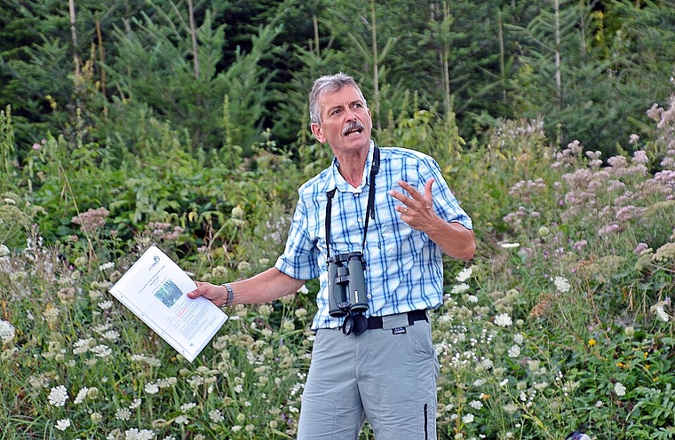 In seinem Element: Revierförster Josef Borers spannende Führung durch die Lebensgemeinschaft Wald. Foto: Roland Bürki