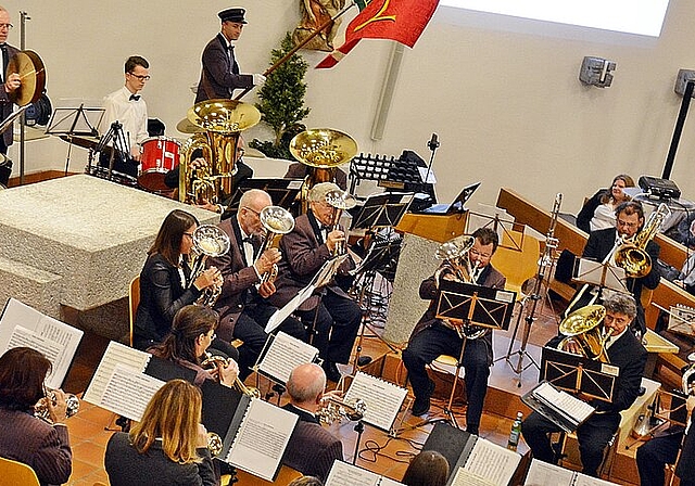Frohes Wiedersehen: Die jubilierende MG Fehren freut sich über das Wiedersehen mit ihren Fans und spielt den gleichnamigen Klassiker von Emil Würmli. Foto: Roland Bürki