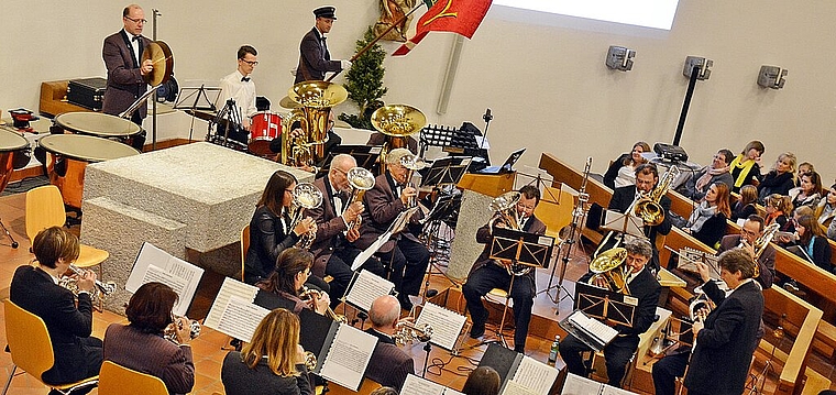 Frohes Wiedersehen: Die jubilierende MG Fehren freut sich über das Wiedersehen mit ihren Fans und spielt den gleichnamigen Klassiker von Emil Würmli. Foto: Roland Bürki