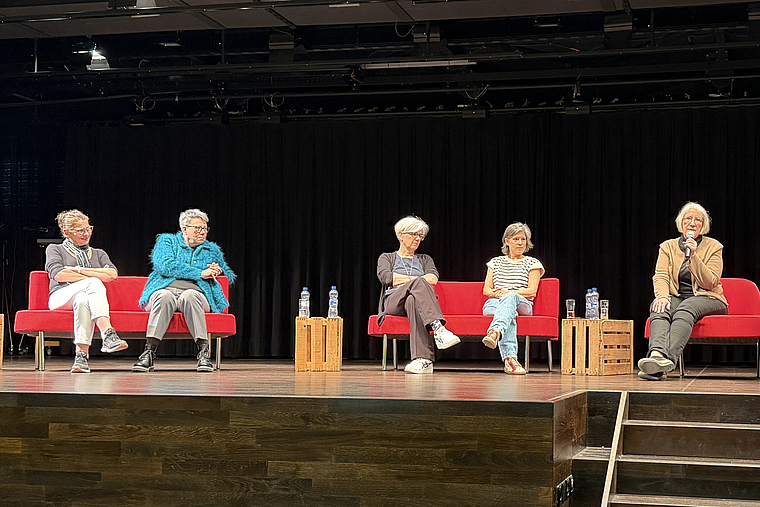 Sprechen über ihren Werdegang: (v. l.) Jaqueline Baumgartner, Alice Rufer Hohl, Sandra Ziegler, Salome Dürr und Ursula Wyss Thanei. Foto: Gaby Walther