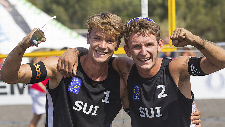 Paradiesische Bedingungen: So wie die Vize-Europameister Florian Breer (l.) und Yves Haussener freuen sich alle aktiven Beachvolleyballer über eine überdachte Trainingshalle für die Wintersaison.  Foto: ZVG