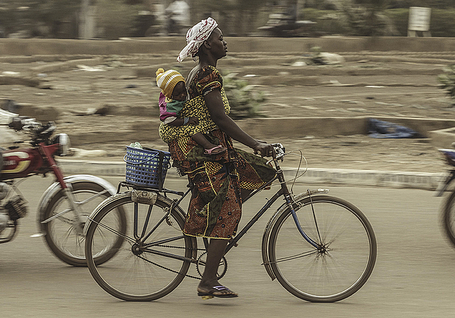Hilfreiche Unterstützung: Fahrräder sind auch in Afrika für das tägliche Leben enorm wichtig.  Foto: ZVG
